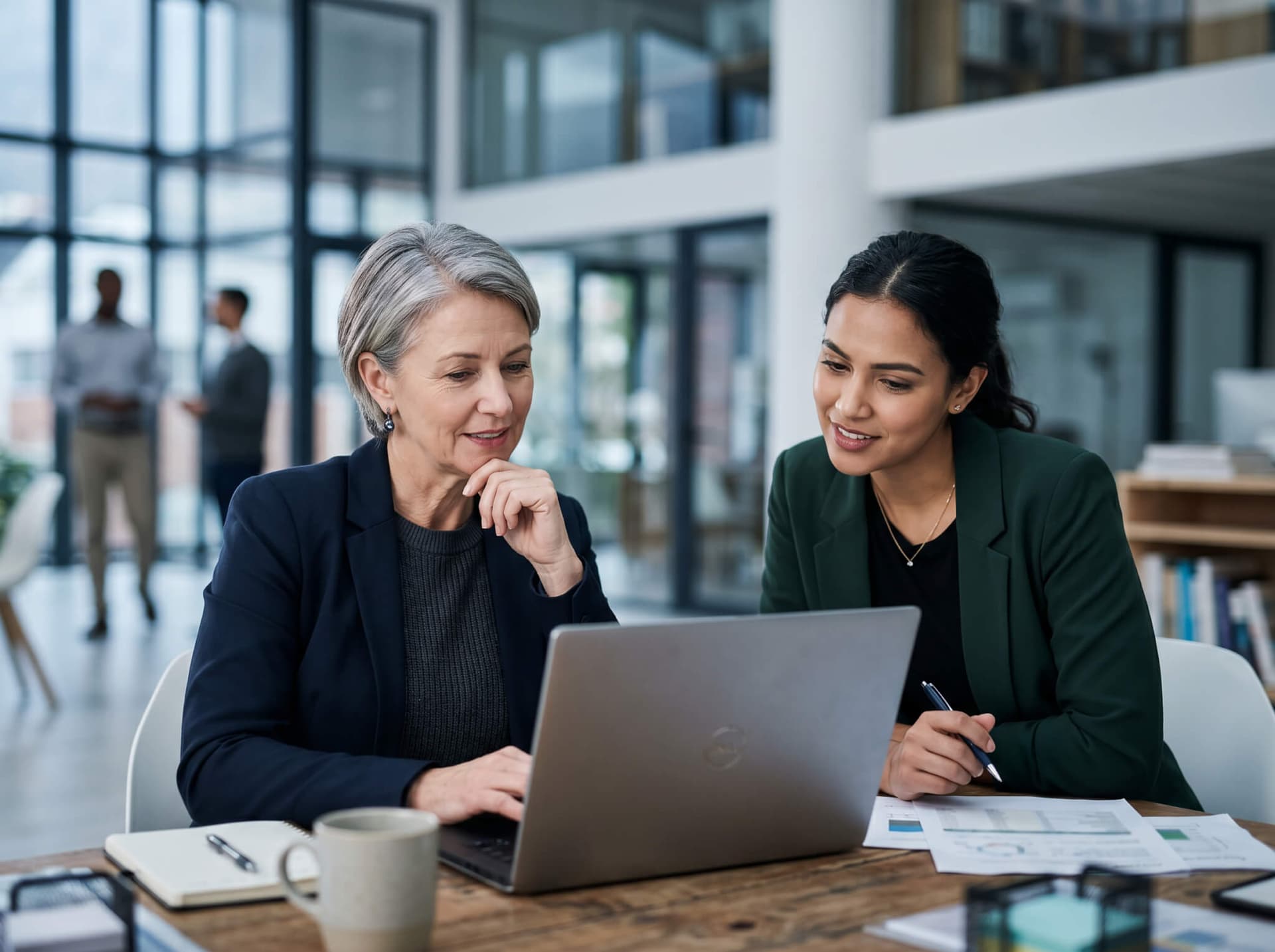 Zwei Kollegen arbeiten einvernehmlich gemeinsam am Laptop